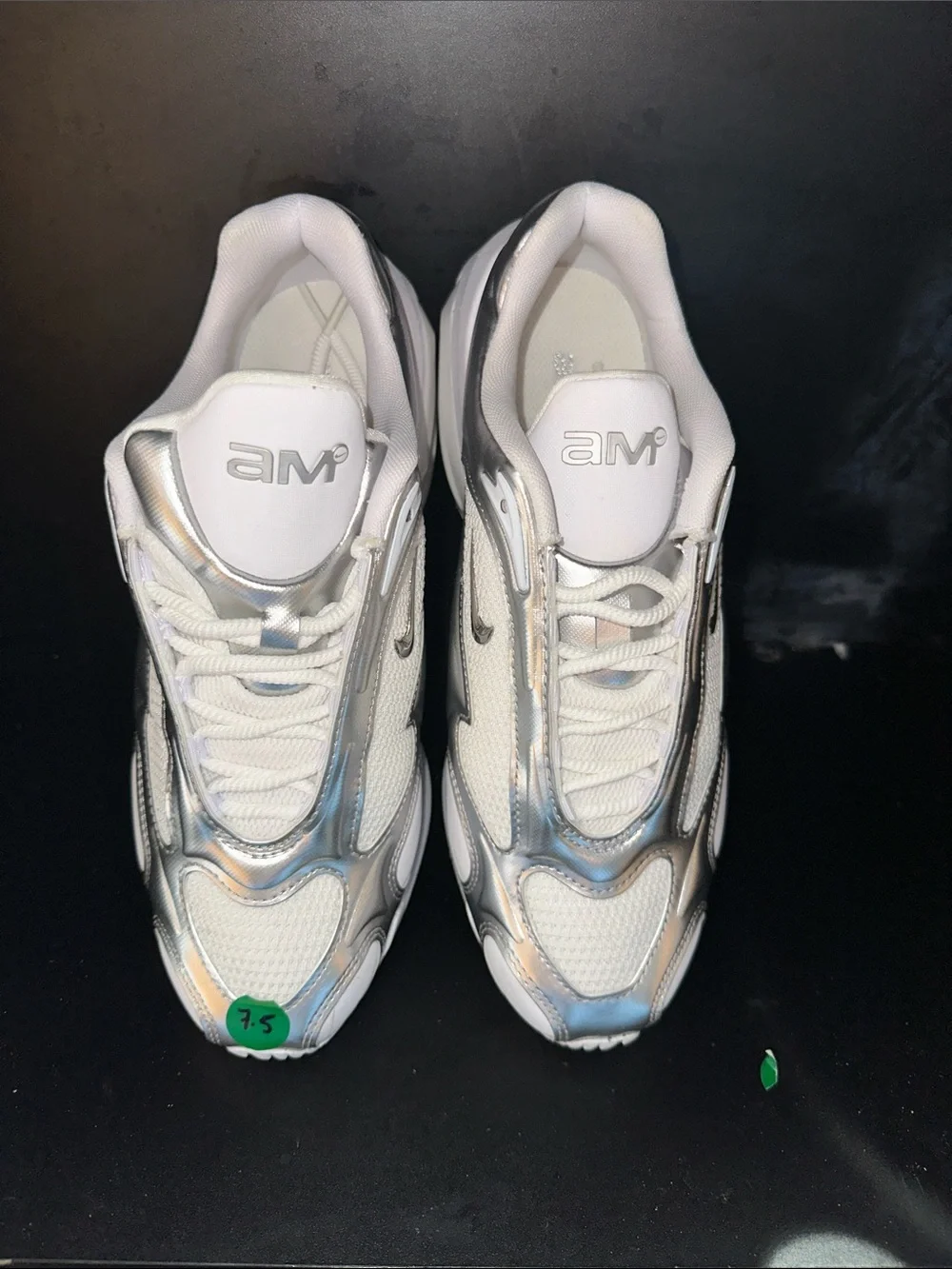 Nike Men's Silver and White Running Sneakers
